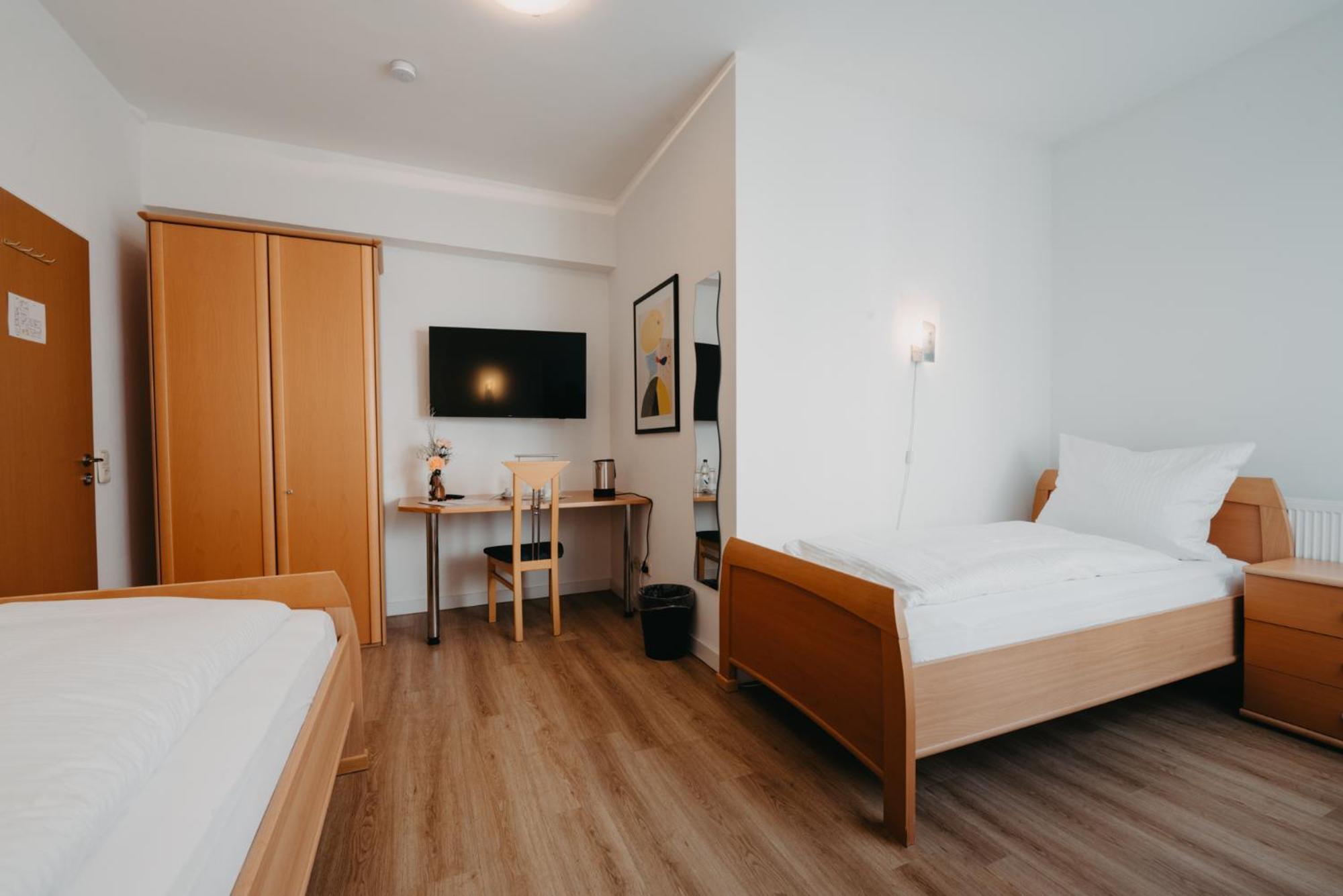 Hotel-Gasthof Zur Krone Waldaschaff Ngoại thất bức ảnh